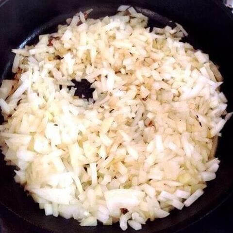 玉ねぎを炒めます