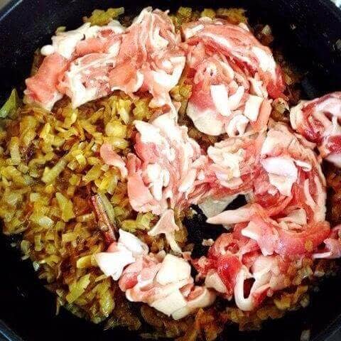 豚肉を加え炒めます
