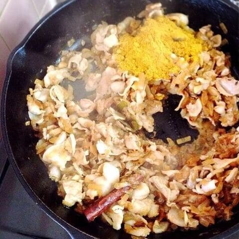 カレー粉を加えます