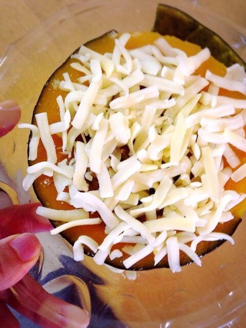 かぼちゃにチーズを乗せます