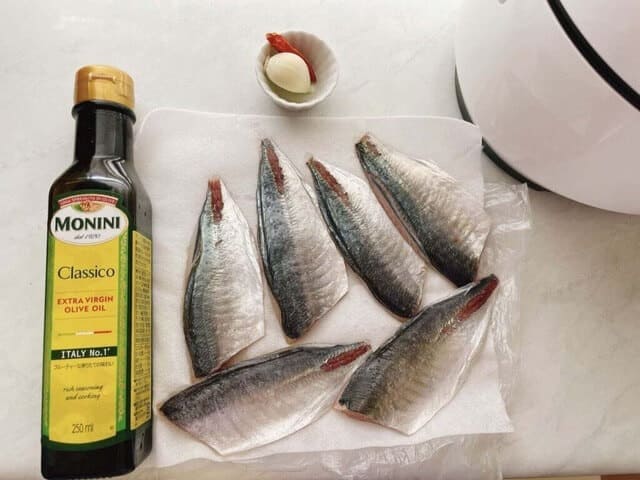 オイル、鯵、ニンニク、鷹の爪