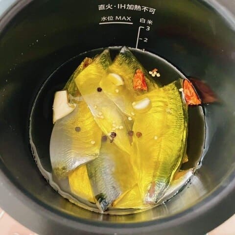 ニンニク鷹の爪胡椒を入れる