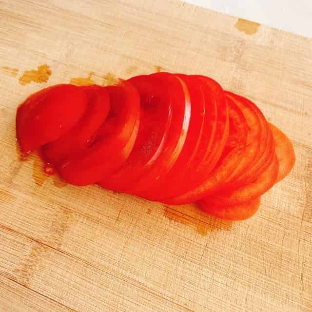 トマトを薄切りにします