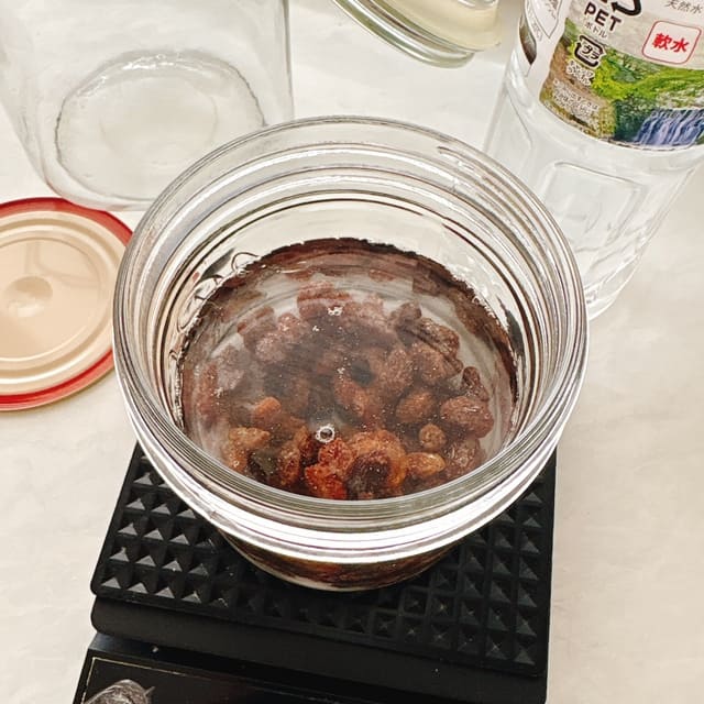 瓶にレーズン、砂糖、水を入れます