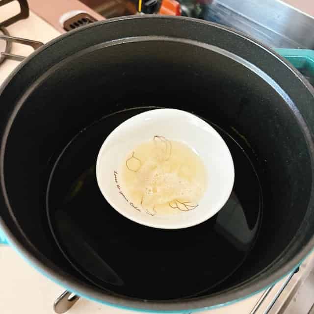 ゼラチンを湯煎で溶かします