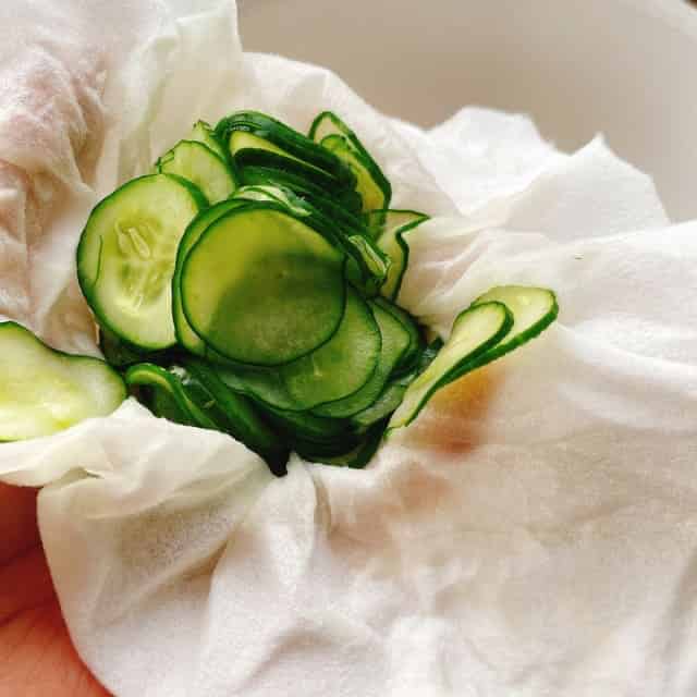 水気を拭き取ります