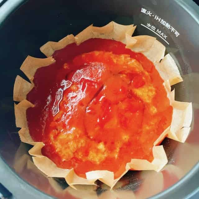 ソースの材料を入れます