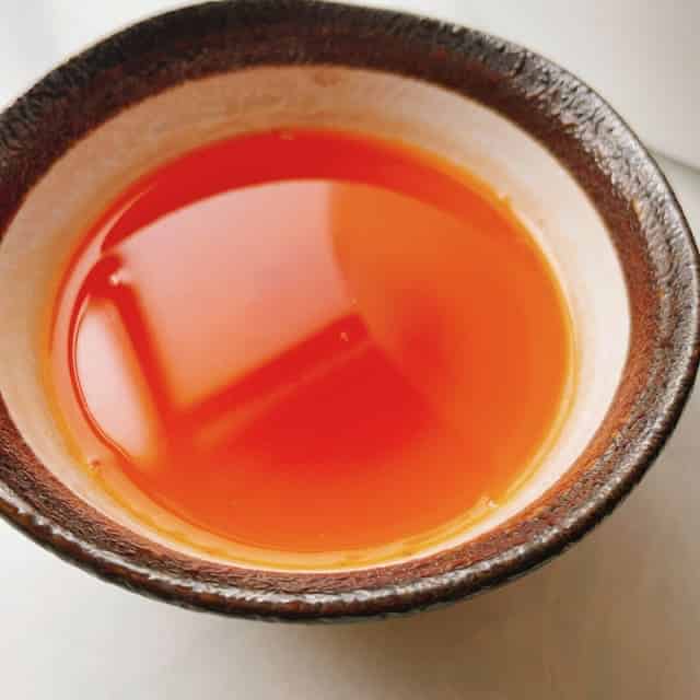 表面に浮いた油は破棄します