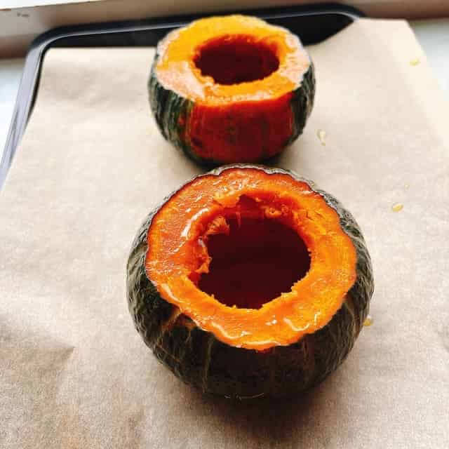 かぼちゃにオイルを塗って塩を振ります