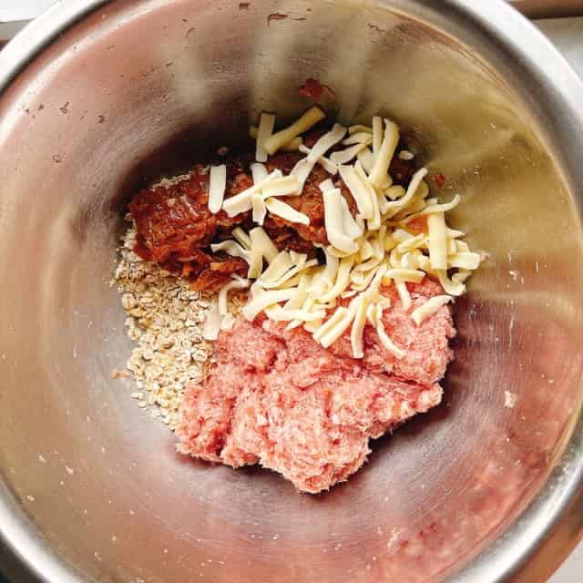 挽肉、玉ねぎ、オートミール、豆乳、チーズ