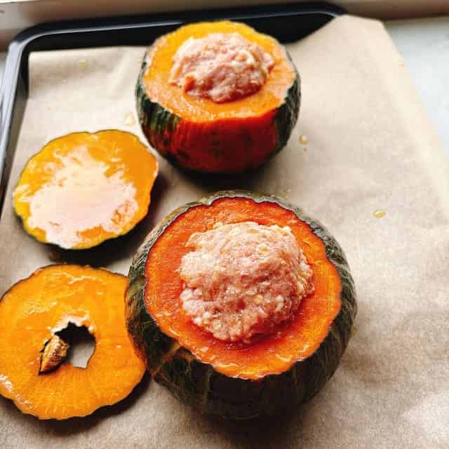 かぼちゃに挽肉種を詰めます